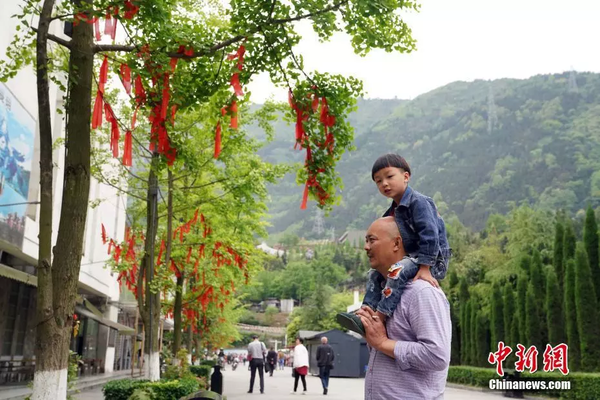 參觀者在汶川縣映秀鎮(zhèn)漩口中學(xué)地震遺址。中新社記者 毛建軍 攝