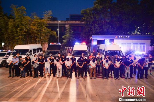 圖為警方抓獲犯罪嫌疑人。警方供圖