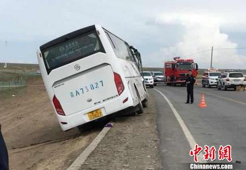 圖為大型客車事故現場。　鐘欣 攝