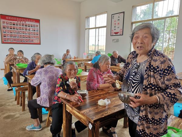 看著有“外人”走進來，90歲的老奶奶陶菊蘭滿臉笑意地迎上來。