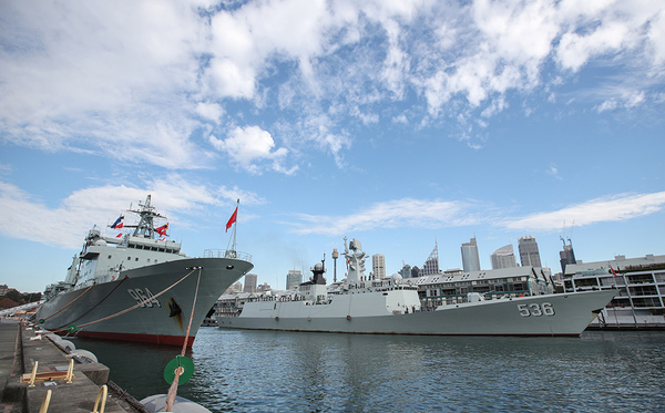 6月3日，中國海軍第31批護航編隊的駱馬湖艦（左）和許昌艦停泊在澳大利亞悉尼花園島軍港。