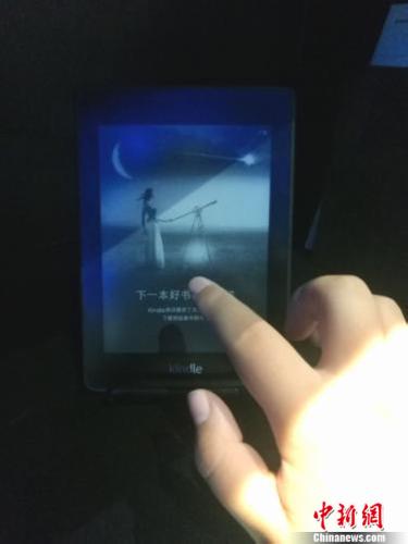 資料圖：用戶體驗新一代Kindle Paperwhite。 謝藝觀 攝