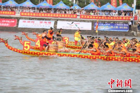 6月6日，來自中國和越南的17支龍舟隊(duì)伍在“海上胡志明小道”展開激烈角逐。