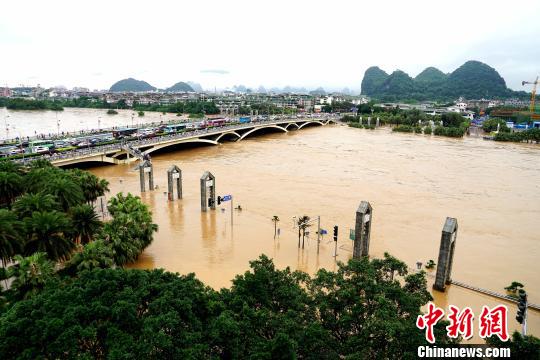 桂林遭遇持續強降雨漓江旅游船舶今年首次停航