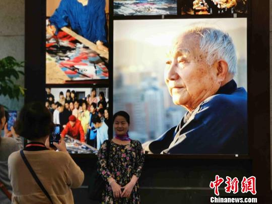 學院師生、朋友參觀易圖境先生藝術創作師生畫展。　付敬懿 攝