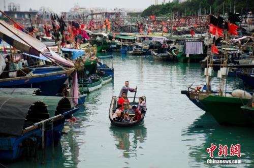 資料圖：廣西北海電建漁港，漁民乘小艇上岸。<a target='_blank' href='http://www.chinanews.com/'>中新社</a>記者 翟李強 攝