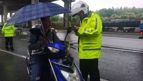 騎非機(jī)動(dòng)車撐傘、玩手機(jī)都要被處罰？上海交警：騎車不得手中持物，違者罰款50元