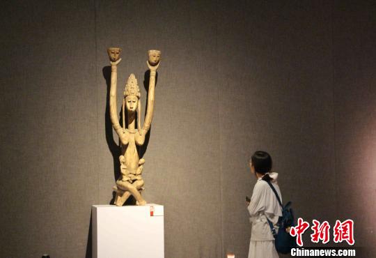 圖為人們參觀“生命之靈——非洲雕刻藝術(shù)精品展”。　趙曉 攝