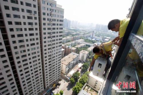 資料圖：在山西太原，空調安裝工程師頂著酷暑高溫，為市民安裝空調。<a target='_blank' href='http://www.chinanews.com/'>中新社</a>記者 張云 攝