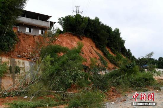 7月10日，連日來(lái)的強(qiáng)降雨導(dǎo)致福建省浦城縣多地發(fā)生山體滑坡。<a target='_blank' href='http://www.chinanews.com/'>中新社</a>記者 王東明 攝