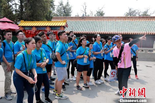 同心同根萬里行2019香港青少年制服團參觀曲阜孔廟。　梁犇 攝