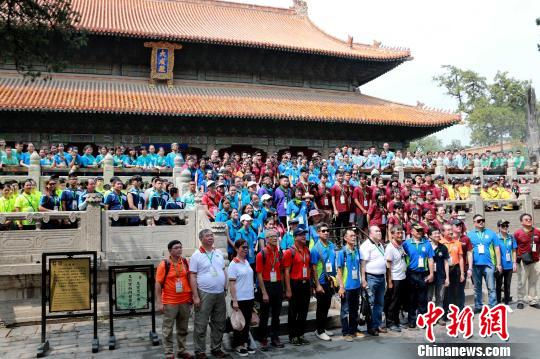 7月23日，參加“同心同根萬里行2019”的香港14家青少年制服團體成員在山東曲阜孔廟大成殿前合影。　梁犇 攝