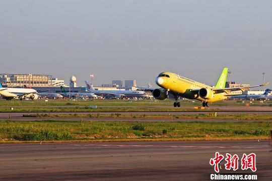 中國商飛C919大型客機104架機于5時32分從上海浦東國際機場第四跑道起飛?！∫罅⑶?攝