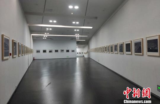 “長城腳下是故鄉(xiāng)-山西長城影像志”攝影作品中外十城市巡展1日在山西太原美術(shù)館首展。　楊佩佩 攝