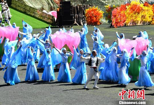 開幕式上的鍋莊表演。　安源 攝