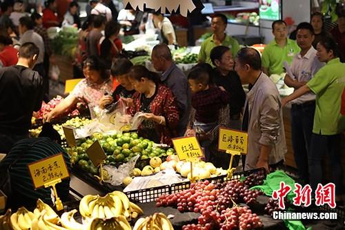 資料圖：消費者選購水果蔬菜。<a target='_blank' href='http://www.chinanews.com/'>中新社</a>記者 泱波 攝