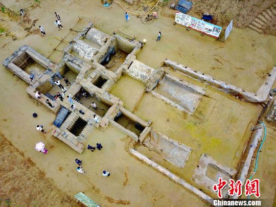 山東濟陽發掘出一大型漢代畫像石墓