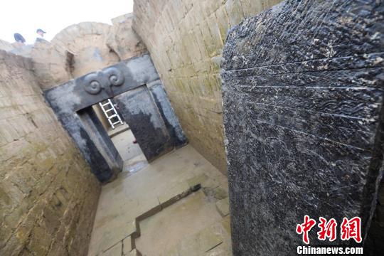 目前考古發掘工作已接近尾聲，共清理墓葬兩座。　黃中明 攝