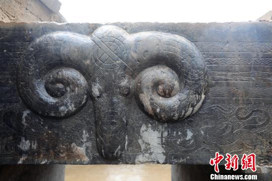 部分畫像石經磨光后再雕刻，線條細膩流暢，具有濟南畫像石墓中常見的羊首畫像。　黃中明 攝
