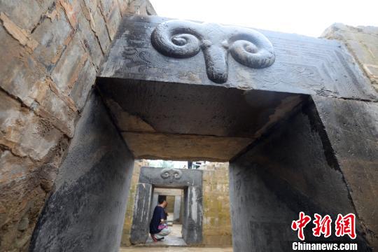 除發現大量畫像石外，兩座墓葬還出土了種類較為豐富的器物。　黃中明 攝