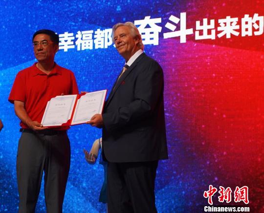 圖為英國文化學院與通遼市簽訂合作協議?！≮w晗 攝