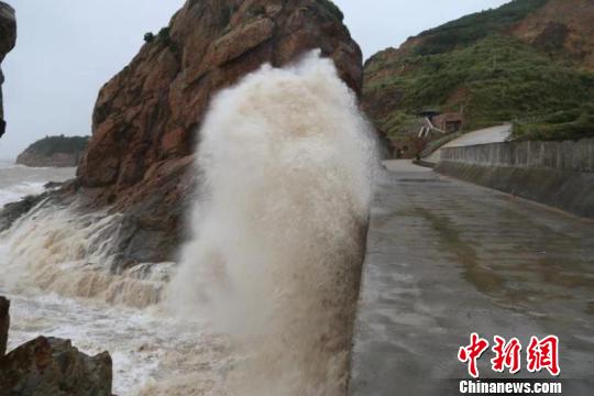 圖為臺風來臨前的溫嶺石塘金沙灘。　金云國 攝