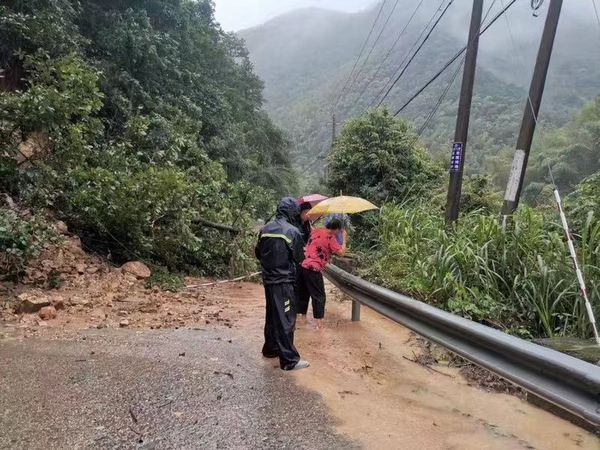 寧?？h澄深村支書張林恩攙扶吳菊芳走過塌方點