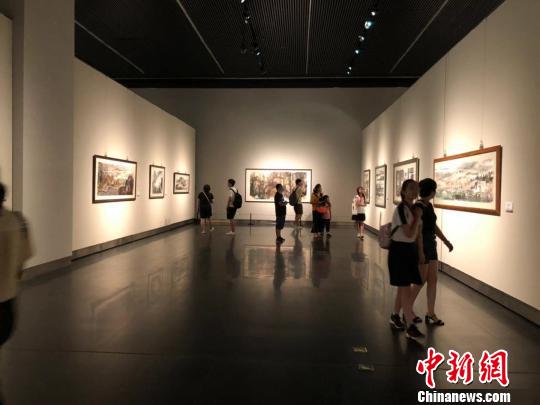 18日，“云月八千里——江明賢墨彩巡回展”在位于南京的江蘇省美術館新館開展。　朱曉穎 攝