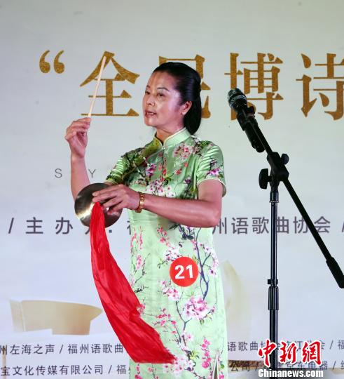 參賽選手展演福州評(píng)話。　記者劉可耕 攝