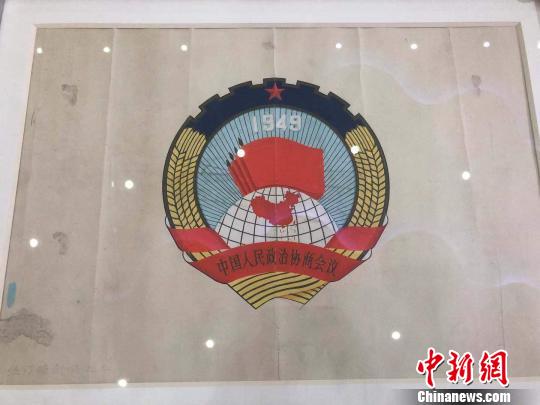 張仃親筆手繪的中國(guó)人民政治協(xié)商會(huì)議會(huì)徽原畫稿。　李庭耀 攝