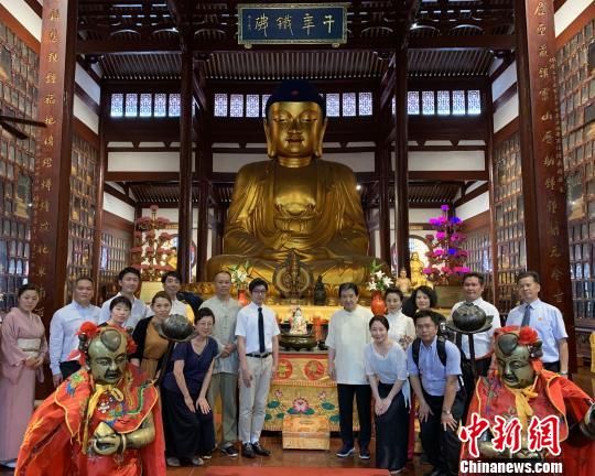 日本參訪團赴日本高僧空海入唐之地---福州開元寺交流。圖為鐵佛殿留影。　鄭作民　攝