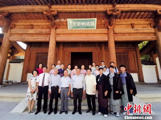 日本參訪團參訪黃檗山萬福寺隱元紀念堂。　鄭作民　攝