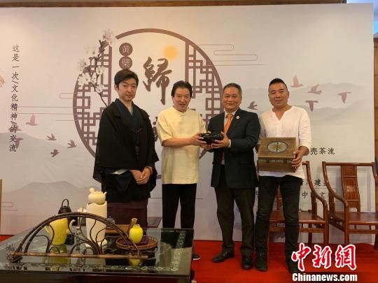 建陽清風建盞創(chuàng)始人陳乃文向日本客人贈送黃檗油滴大缽建盞等禮品。　陳芝寬　攝