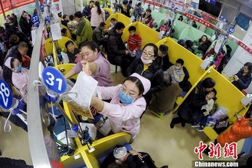 資料圖：患者在醫(yī)院就診。中新社記者 韋亮 攝