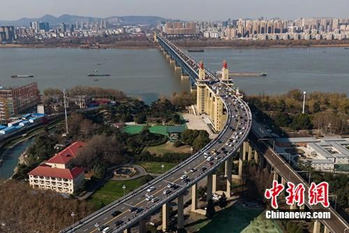 圖為航拍南京長江大橋，連接江南江北。(資料圖片)<a target='_blank' href='http://www.chinanews.com/'>中新社</a>記者 泱波 攝