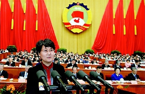 2015年3月11日，全國政協(xié)十二屆三次會議舉行第四次全體會議，15位委員圍繞政治建設和統(tǒng)戰(zhàn)政協(xié)工作作大會發(fā)言。圖為蔡玲在大會上發(fā)言。    本報記者  姜貴東  攝