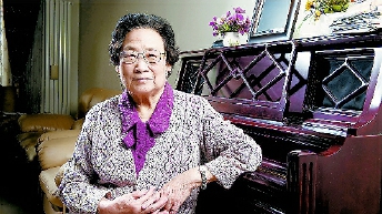 因為發現了可以有效降低瘧疾患者死亡率的青蒿素，2015年10月，屠呦呦獲得諾貝爾生理學或醫學獎，成為首獲科學類諾貝爾獎的中國人。