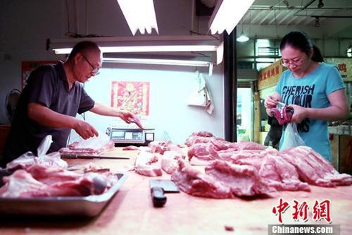 資料圖：民眾于菜市場(chǎng)內(nèi)購(gòu)買(mǎi)豬肉。<a target='_blank' href='http://www.chinanews.com/'>中新社</a>記者 張遠(yuǎn) 攝