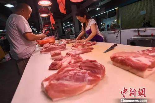 資料圖：民眾在菜市場選購豬肉。<a target='_blank' href='http://www.chinanews.com/'>中新社</a>記者 武俊杰 攝