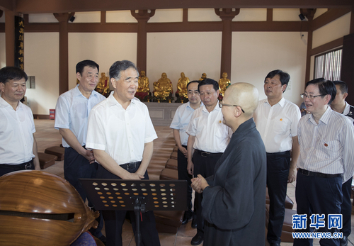 9月9日至10日，中共中央政治局常委、全國政協(xié)主席汪洋在江西調(diào)研宗教工作。這是9月9日，汪洋在宜黃縣曹山寶積寺與僧人交流。新華社記者 王曄 攝