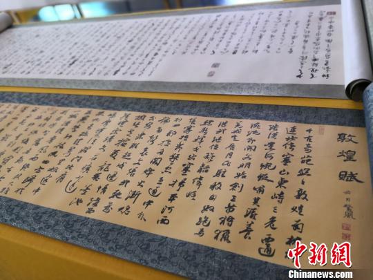 王淑萍收藏的來自全國各地書法愛好者抄寫的經書。　丁思 攝