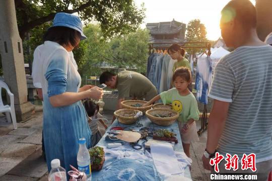 扎染攤位吸引許多游客?！堨蠚g 攝