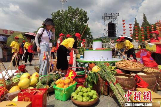 現(xiàn)場展銷環(huán)節(jié)，福建省各設(shè)區(qū)市、平潭綜合實驗區(qū)和尤溪縣精選的八閩特產(chǎn)亮相?！?yán)士冬 攝