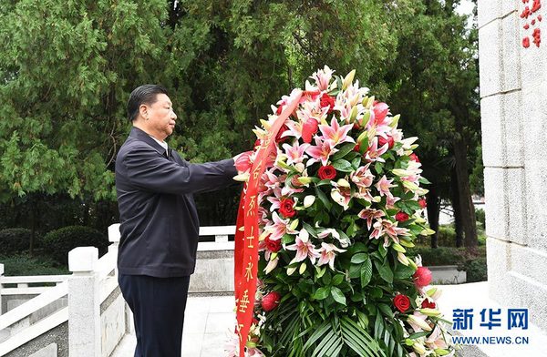 9月16日至18日，中共中央總書記、國家主席、中央軍委主席習(xí)近平在河南考察。這是16日下午，習(xí)近平來到位于信陽市新縣的鄂豫皖蘇區(qū)首府烈士陵園，瞻仰革命烈士紀(jì)念碑，向革命先烈敬獻(xiàn)花籃。 新華社記者 謝環(huán)馳 攝