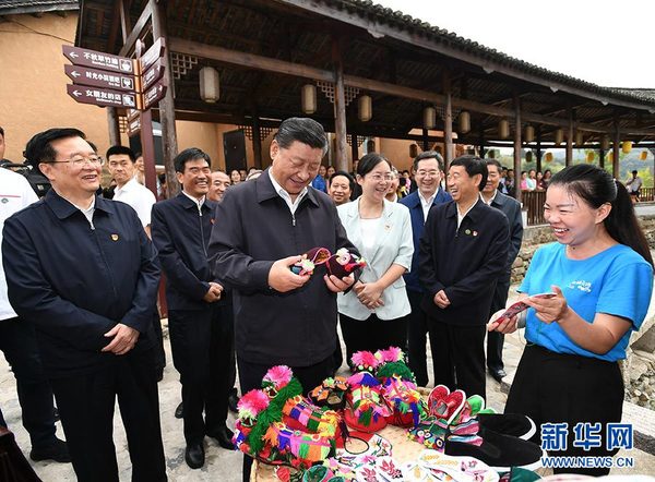 9月16日至18日，中共中央總書記、國家主席、中央軍委主席習近平在河南考察。這是16日下午，習近平在信陽市新縣田鋪鄉(xiāng)田鋪大塆考察調研。 新華社記者 謝環(huán)馳 攝