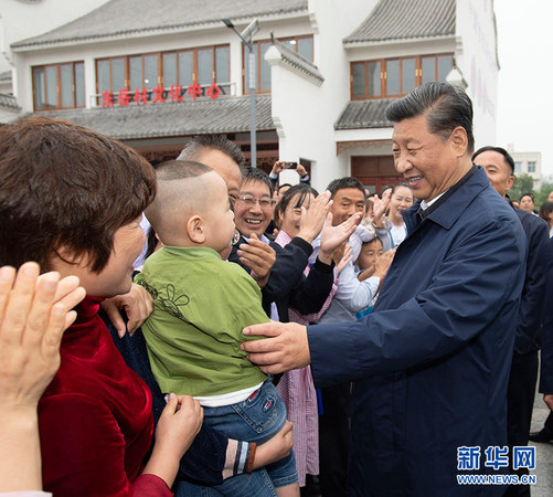 9月16日至18日，中共中央總書記、國家主席、中央軍委主席習近平在河南考察。這是17日上午，習近平在信陽市光山縣文殊鄉東岳村同鄉親們親切交流，祝愿鄉親們生活芝麻開花節節高。 新華社記者 謝環馳 攝