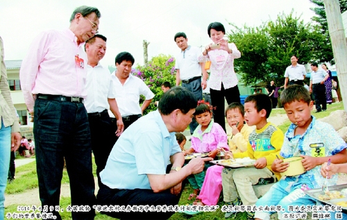 2014年6月9日，全國政協(xié)“推進(jìn)農(nóng)村義務(wù)教育學(xué)生營養(yǎng)改善計(jì)劃貫徹實(shí)施”委員視察團(tuán)在云南視察。圖為委員實(shí)地察看孩子們的營養(yǎng)餐情況。  本報(bào)記者 廉維亮 攝