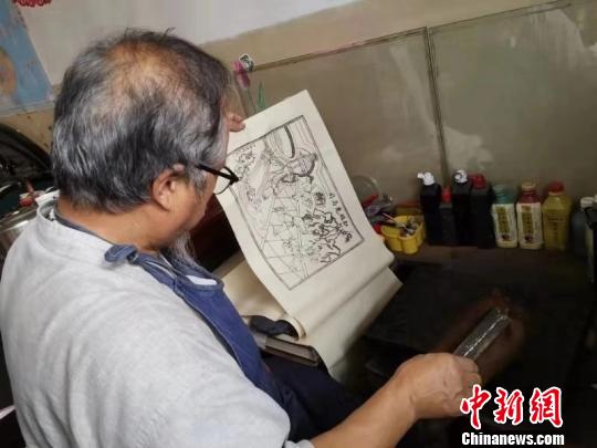 18歲那年，山西絳州木版年畫傳承人吳百鎖第一次接觸絳州木版年畫，便被它古樸的線條和厚重的色彩所吸引?！钆迮?攝