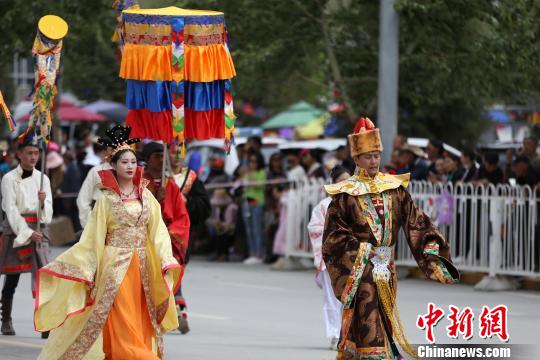 資料圖為青海玉樹(shù)《格薩爾》藏戲。　羅云鵬 攝