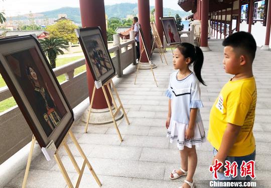 圖為市民參觀油畫作品展。　林榕生 攝